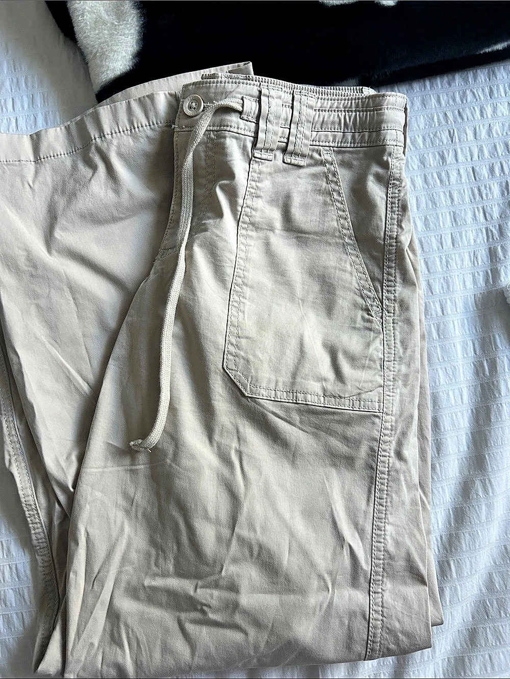 Hollister Cargo Shorts in Beige Like New
